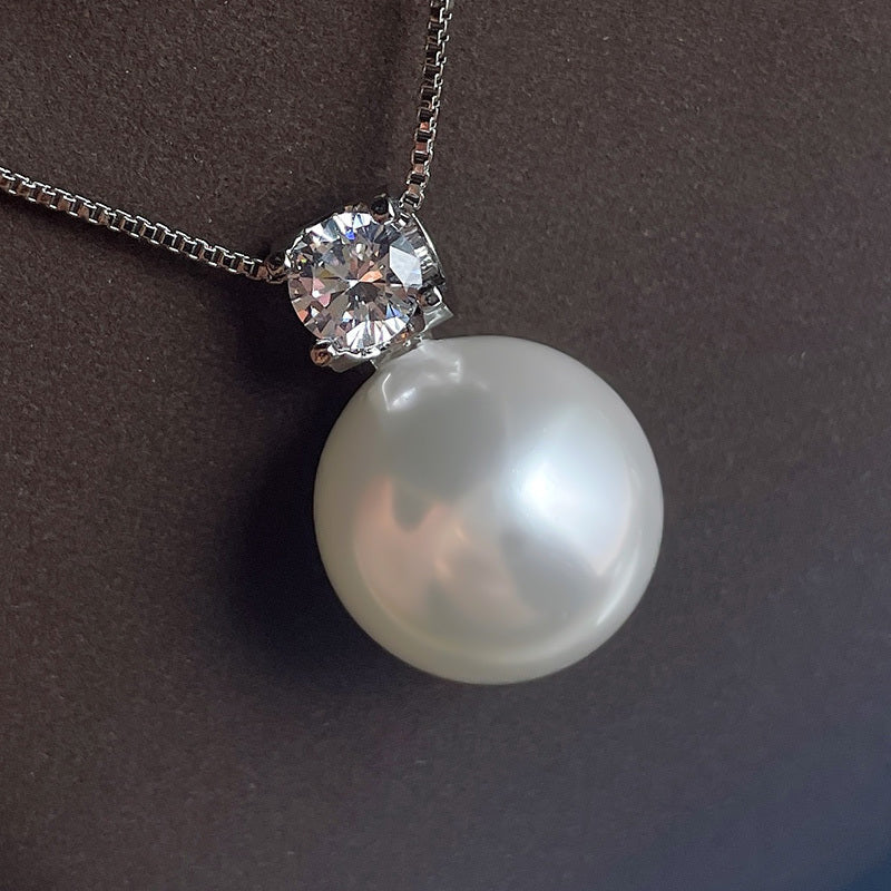 Elegantní klasický náhrdelník s vsazenou umělou perlou a zirkonem