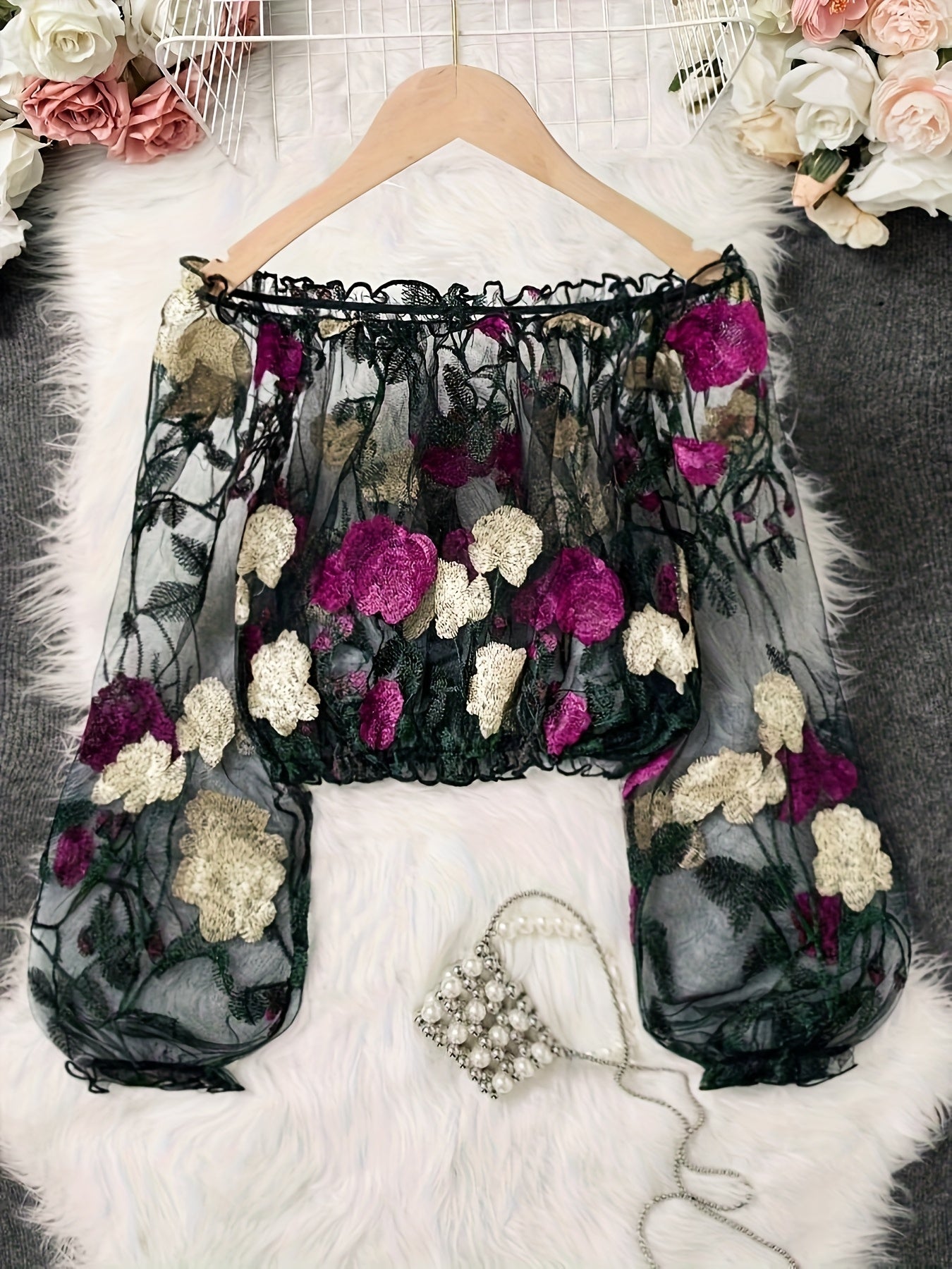 Průsvitný síťovaný crop top s háčkováním a květinovou výšivkou
