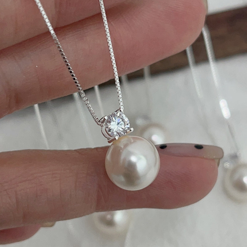 Elegantní klasický náhrdelník s vsazenou umělou perlou a zirkonem