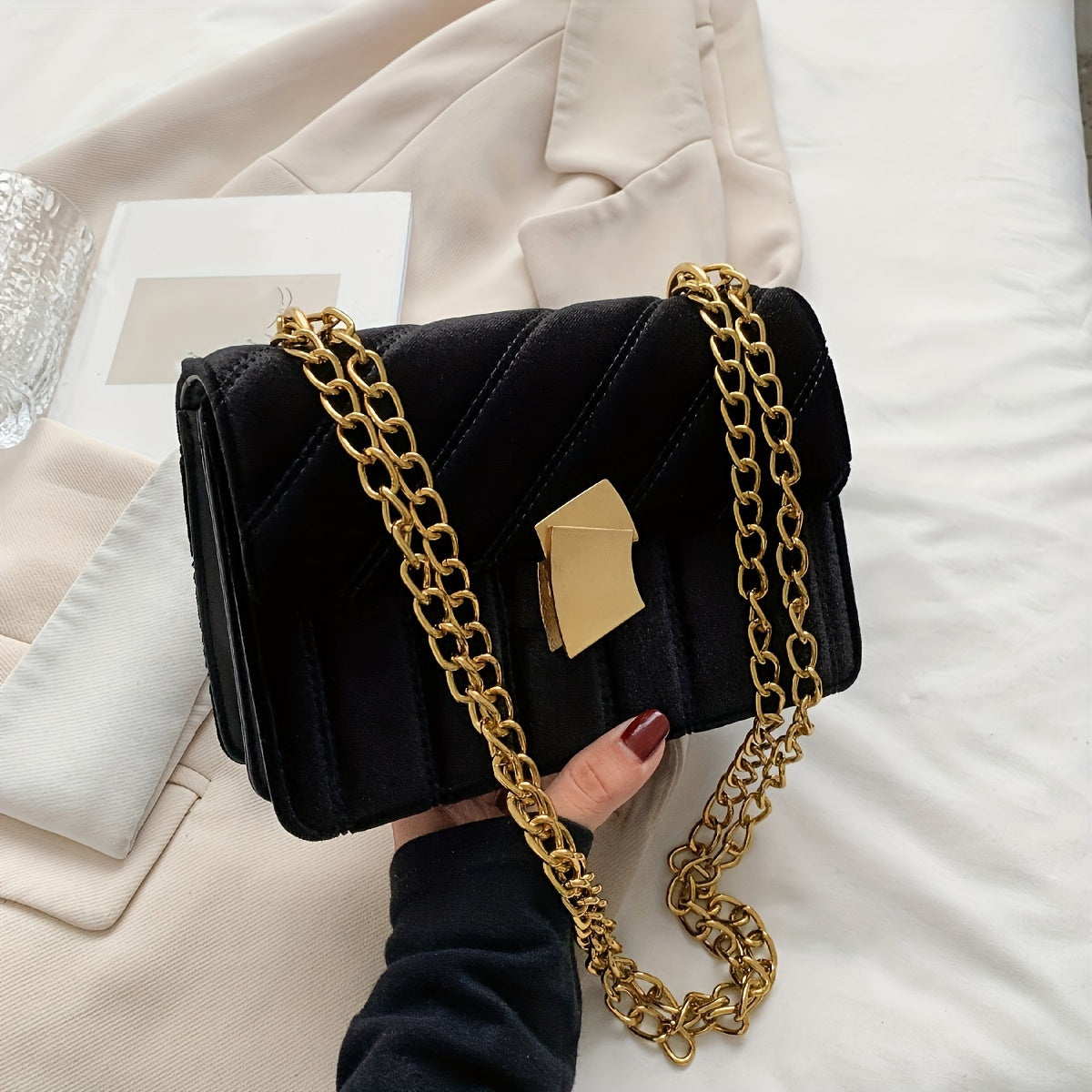 Solid-colored stylish shoulder bag with chain
