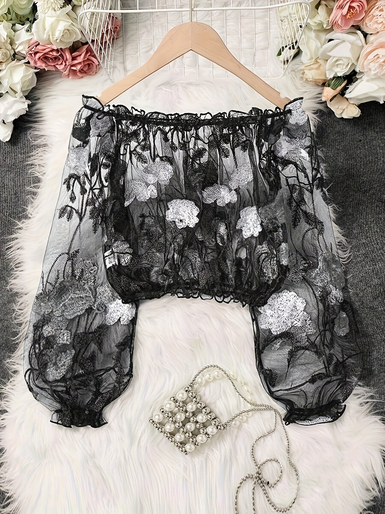 Průsvitný síťovaný crop top s háčkováním a květinovou výšivkou