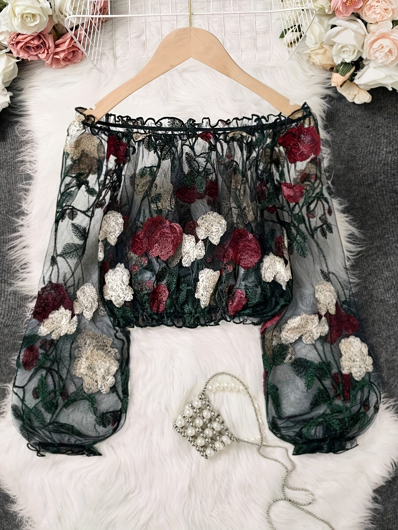 Průsvitný síťovaný crop top s háčkováním a květinovou výšivkou
