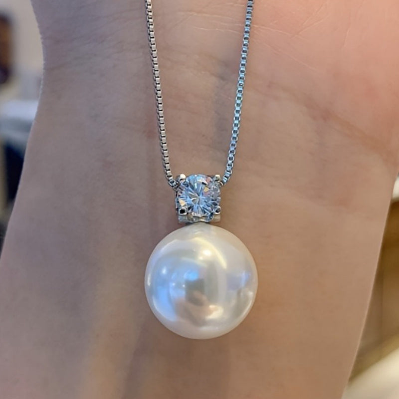Elegantní klasický náhrdelník s vsazenou umělou perlou a zirkonem