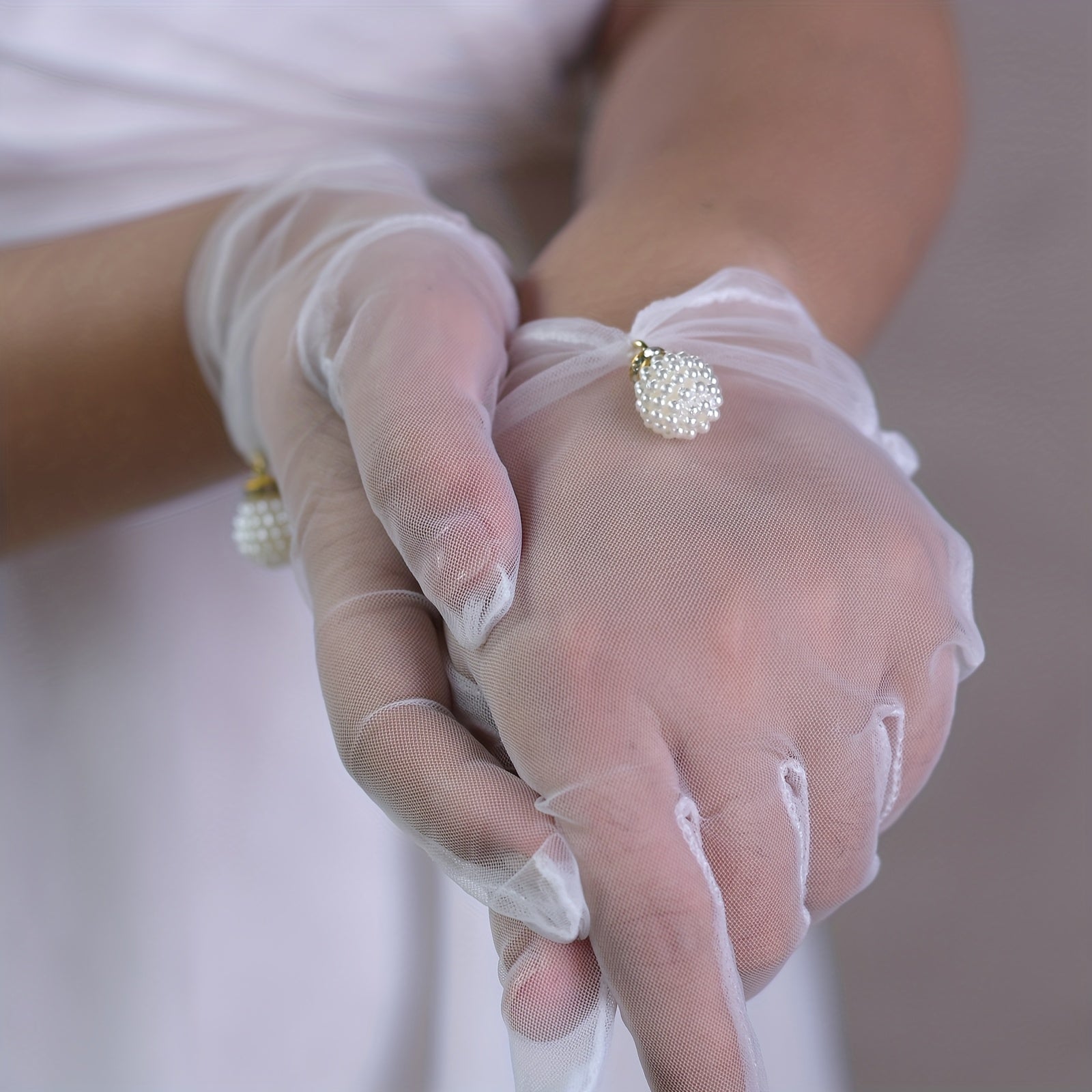 Short wedding gloves made of transparent tulle