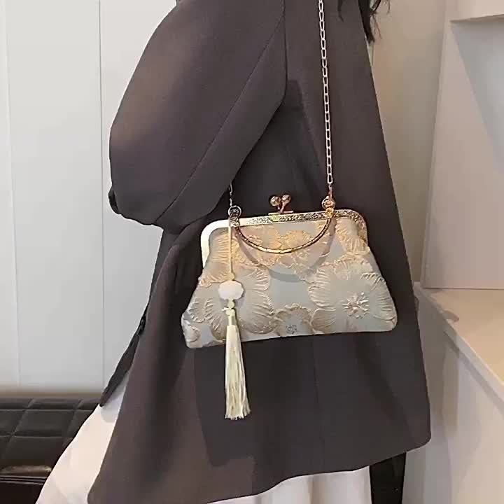 Elegantní kabelka s květinovou výšivkou