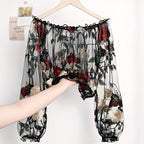 Průsvitný síťovaný crop top s háčkováním a květinovou výšivkou