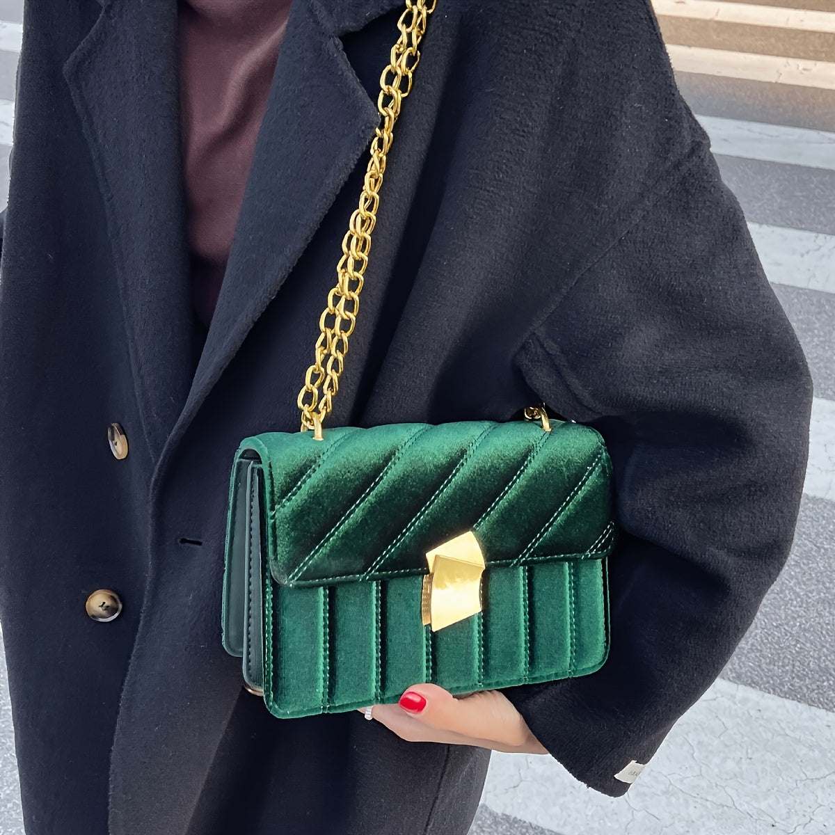 Solid-colored stylish shoulder bag with chain