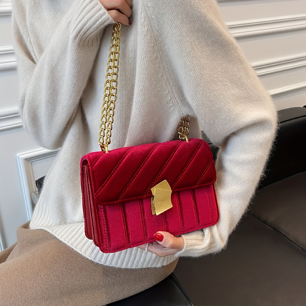 Solid-colored stylish shoulder bag with chain