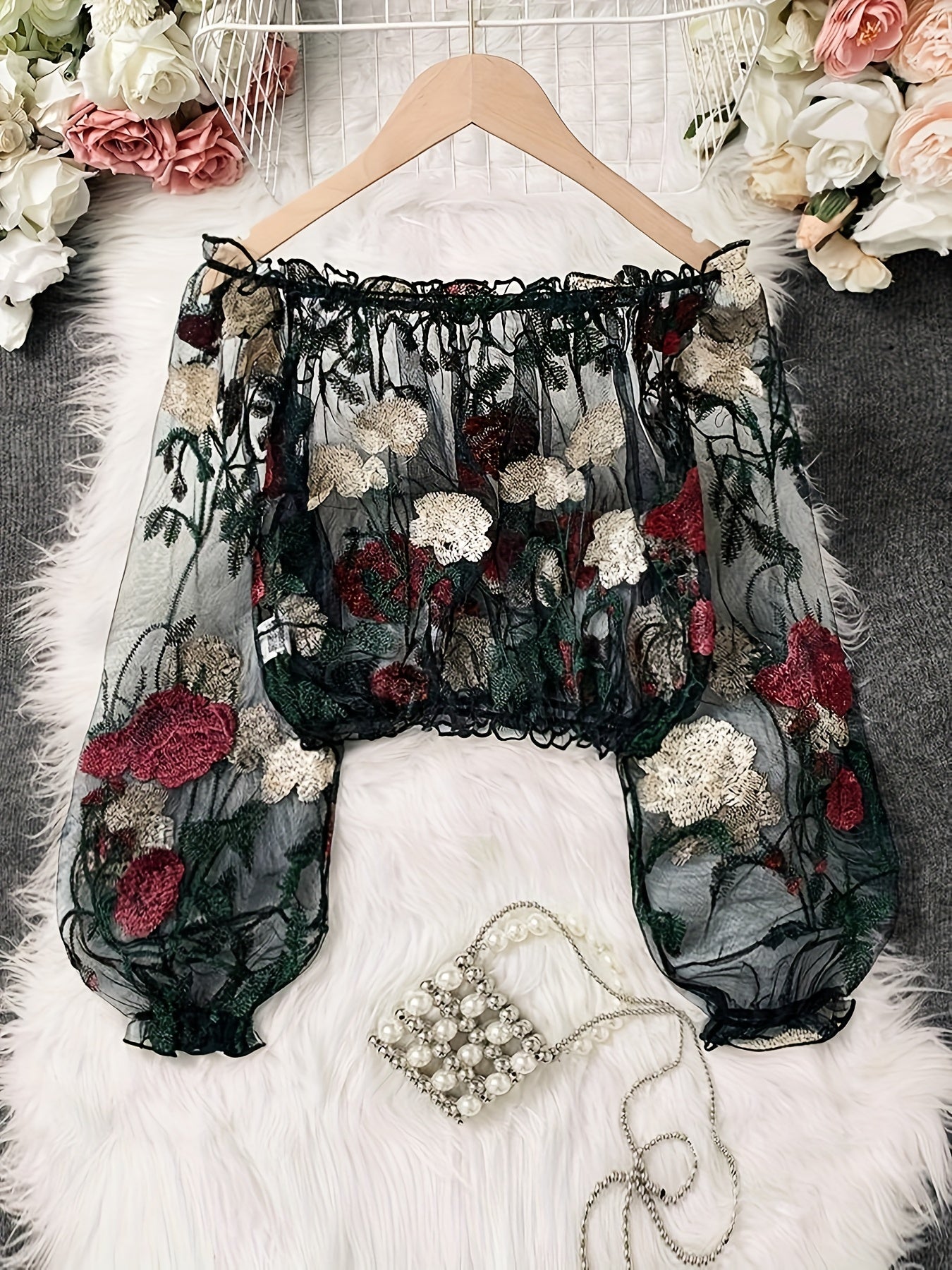 Průsvitný síťovaný crop top s háčkováním a květinovou výšivkou