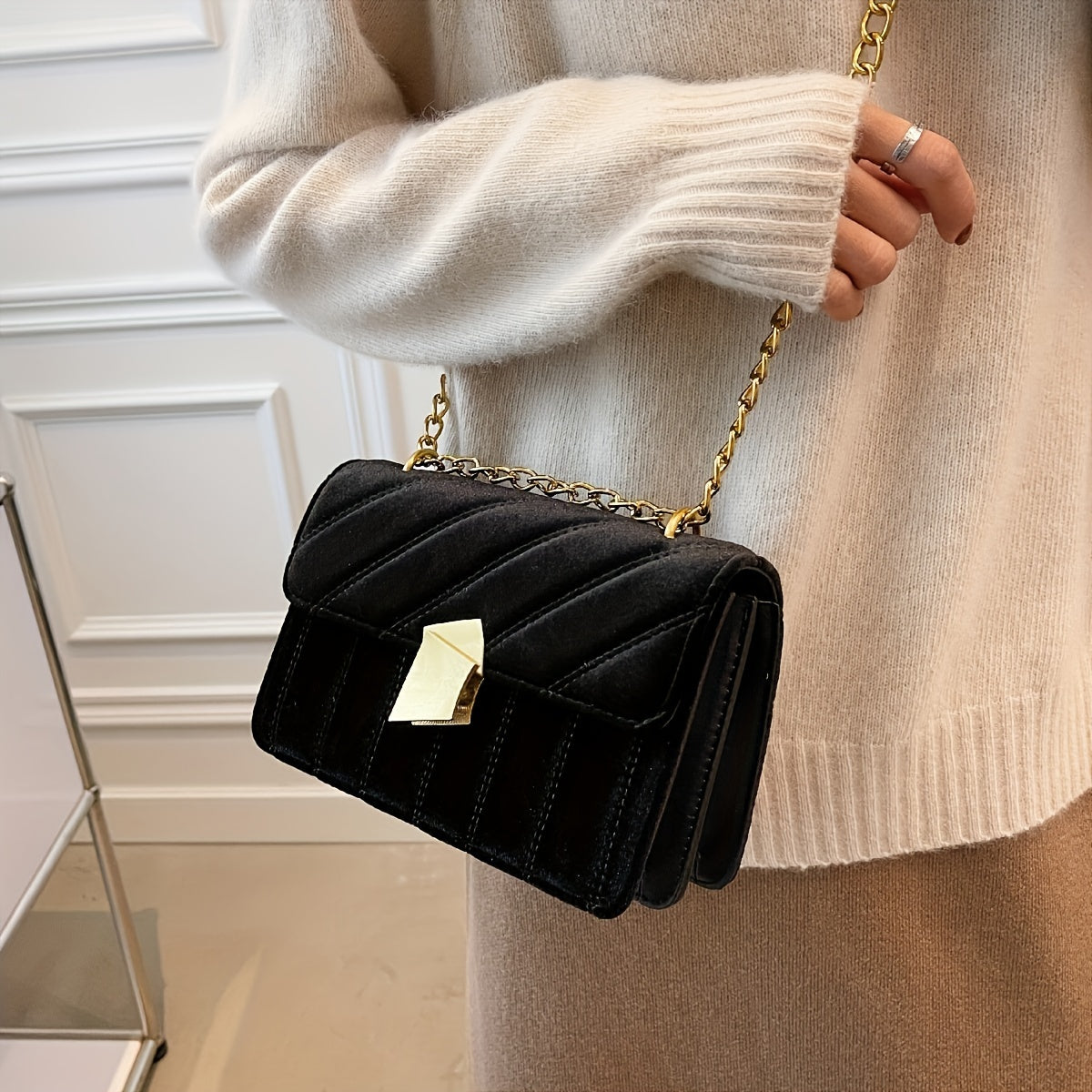 Solid-colored stylish shoulder bag with chain