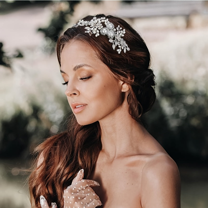 Stříbrná čelenka zdobená kamínky a perlami