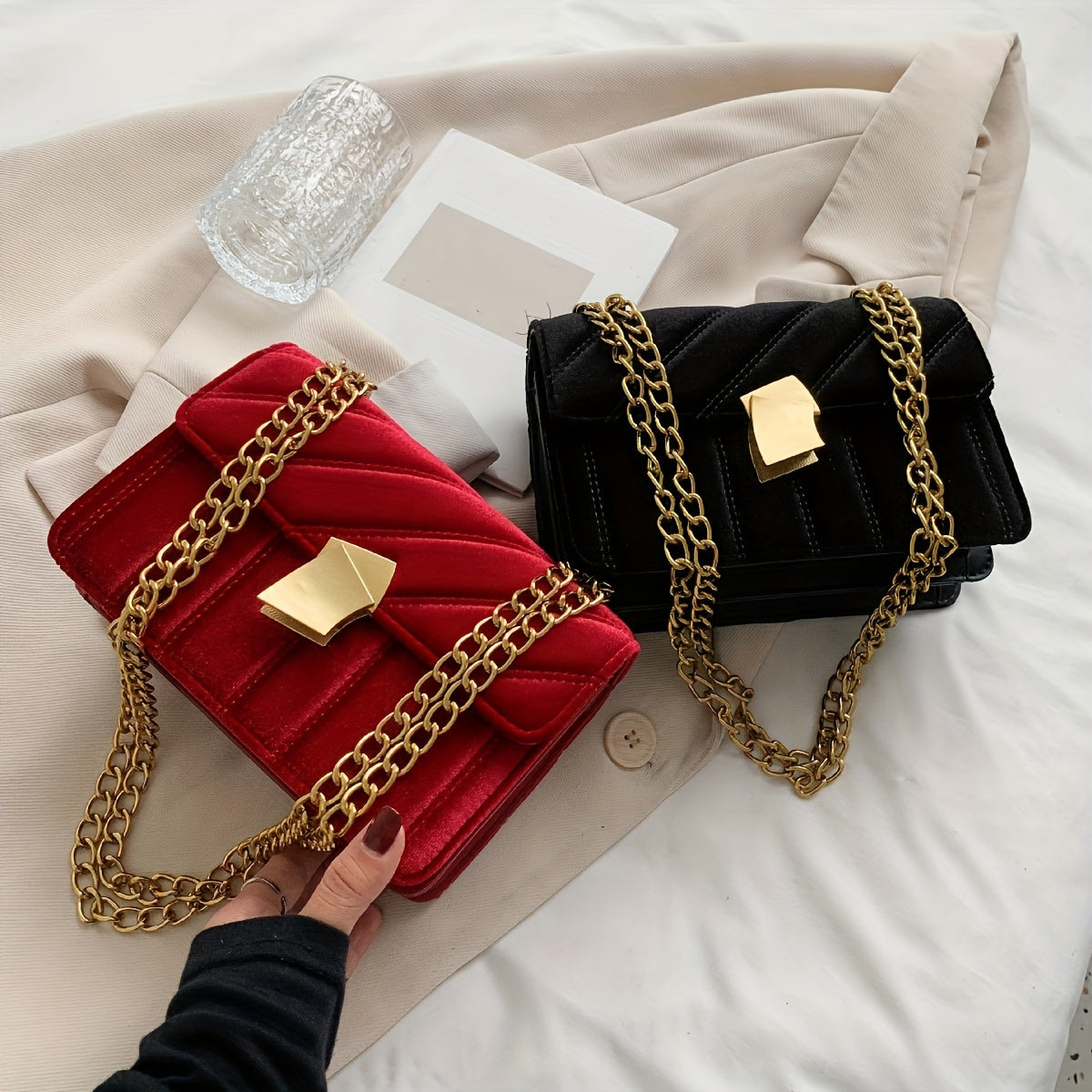 Solid-colored stylish shoulder bag with chain